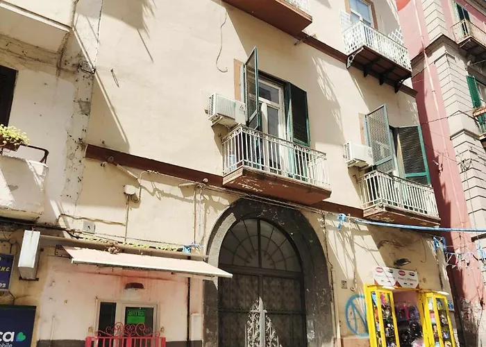 Napoli Felix: Soggiornare Al Centro In Posizione Tranquilla